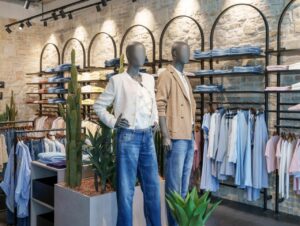 Lebensgroße Mannequins inszenieren ausgewählte Kollektionsteile