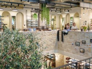 Blick in das Zentrum des Stores mit Sichtachse zwischen Unter- und Erdgeschoss