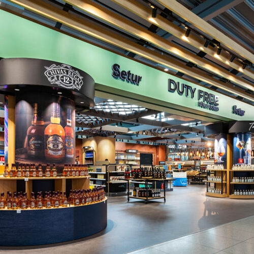 Das Mobiliar des Duty-Free-Bereichs in Köln ist flexibel einsetzbar, zum Beispiel eine rollbare Tasting Bar in der Spirituosenabteilung.