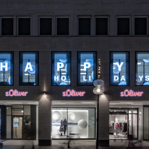 Der neue S.Oliver in München wartet mit einer auffälligen Lichtinstallation auf.