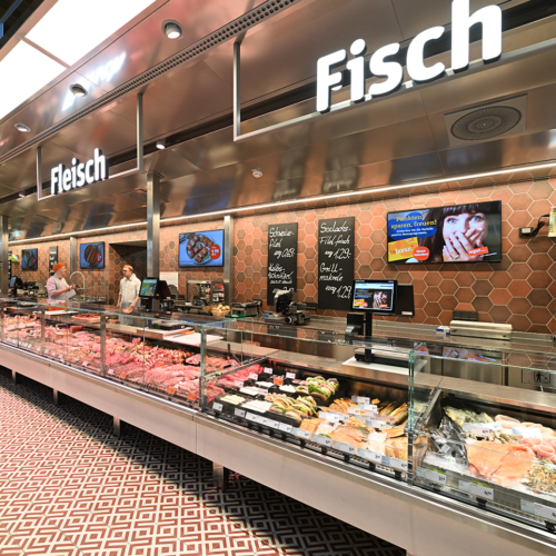 Die lange Bedientheke bietet Käse, Wurst, Fleisch und Fisch