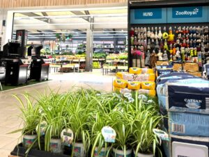 Das Zoo Royal Shop-in-Shop-System integriert Tiernahrung und Zubehör in die Gartenwelt und soll Synergien innerhalb der Rewe Group schaffen.