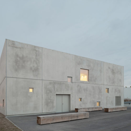 Zwischen Autohaus, U-Bahngleisen, Getränkemarkt und
Gaskessel: Monolith aus Sichtbeton