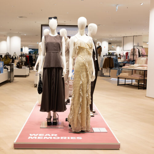 Im Damensortiment werden Looks auf inszenierten Podesten präsentiert