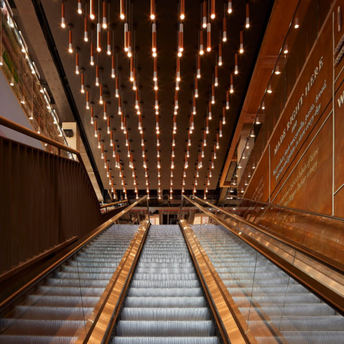 Zahlreiche Lichter zieren die Decke über der Rolltreppe.