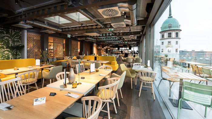 Restaurantbereich mit Dachterrasse im Modehaus Henschel in Darmstadt.