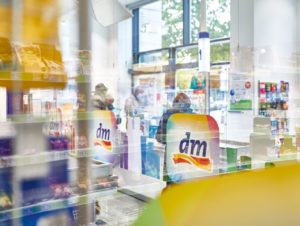 Hygienemaßnahmen im dm-Markt: Plexiglas-Einhausung an den Kassen.