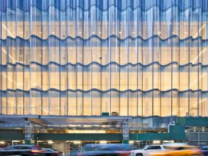 Nordstroms gewellte Glasfassade in New York.