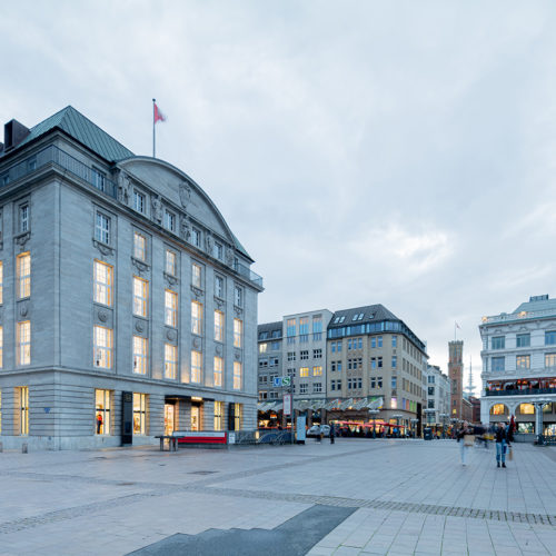 Das neue Flaggschiff befindet sich zentral direkt neben dem Hamburger Rathaus.