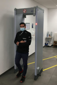 Der Metalldetektor im Einsatz.
