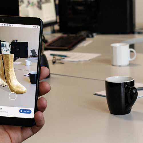 Die Augmented-Reality-App von Scanblue projiziert den Schuh wie echt auf Tisch.