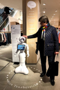„Pepper“ im Modehaus Leffers: Die Kunden mögen sprechende, humanoide Roboter, wie eine Studie der Elaboratum Handelsforschung ergab.
