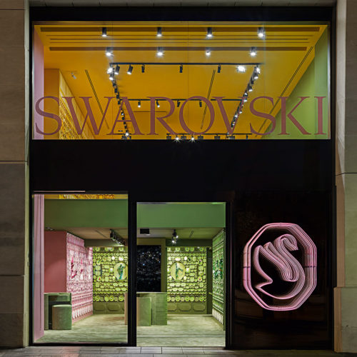 Der Pariser Store von außen. Auch das Schwanen-Logo wurde modernisiert