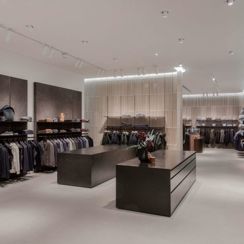 Das Store-Design stammt von Blocher Partners, für die Lichtplanung zeichnet Max Franke aus Hamburg verantwortlich. 