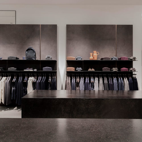 Ein Materialmix aus Terrazzo, Naturstein und Messing.