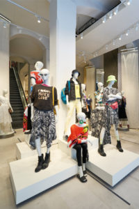Mannequin-Ensembles und ein komplett spiegelverkehrtes Markenlogo im Store der spanischen Modemarke Desigual.