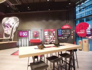 Heller Boden und dunkle Decke schaffen im Telekom Experience Store einen wirkungsvollen Kontrast.