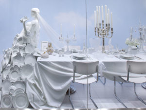 Die Produkte sollen im Fokus stehen– wie kreativ das geht, zeigt Sayonara Visual Concepts im Porzellangeschäft Franzen in Düsseldorf.