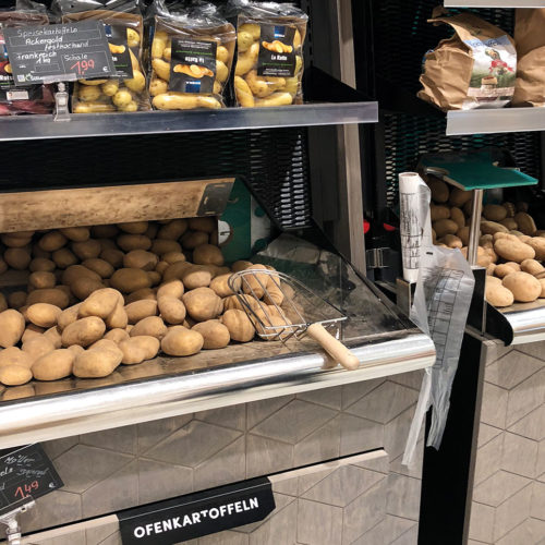 Die losen Kartoffeln werden dunkel gelagert und über eine Kartoffelhebemaschine ausgegeben. 