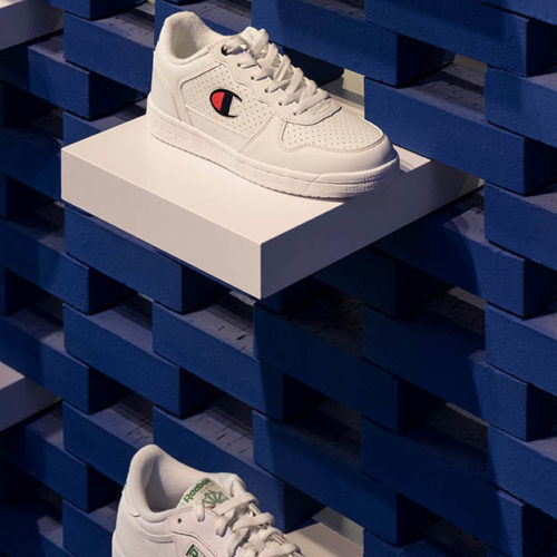 Sneaker auf Podesten.