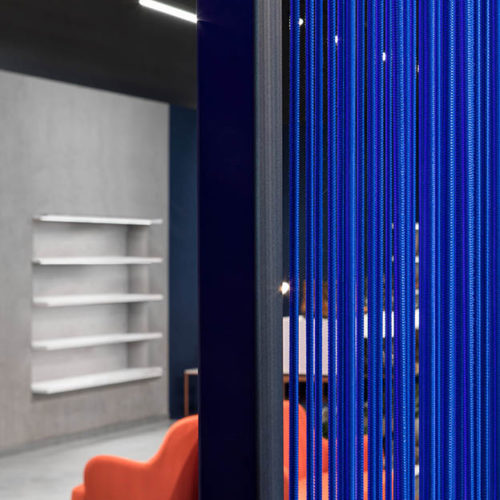 Die Seilinstallation im kräftigen Blauton.