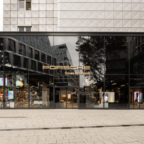 Auf einer Fläche von mehr als 300 qm präsentiert der Store die Marke Porsche