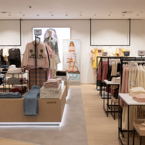 Der Bereich der Eigenmarke „Jake*s" kombiniert Tisch- und Stangenpräsentation mit großformatigen Fotografien