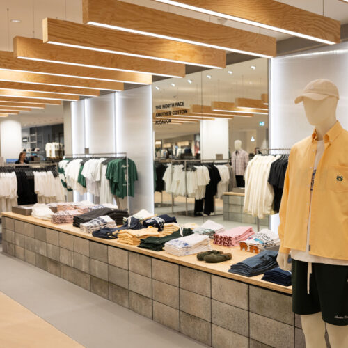 Die Deckenkonstruktion aus Holzlamellen gliedert die Fläche optisch