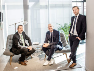 Holger Wellner (Mitte) und Ole Grave (links) haben Modehaus. de vor zehn Jahren gegründet. 2019 kam Matti Schulze (rechts) von der Katag als dritter Geschäftsführer hinzu.