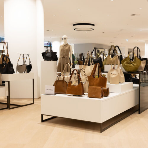 Die helle Materialität von Boden und Mobiliar setzt sich durch die gesamte Accessoires-Abteilung fort