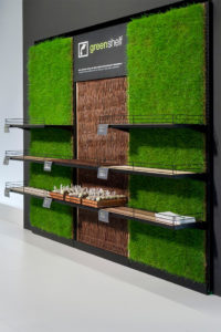 Die Rückwand des nachhaltig hergestellten Regalsystems „Green Shelf“ besteht aus Lehm oder Jute. 