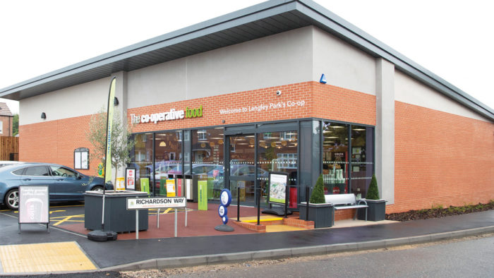 Supermarkt der Central England Co-Operative in Langley Park, Derbyshire, Großbritannien Supermarkt der Central England Co-Operative in Langley Park, Derbyshire, Großbritannien