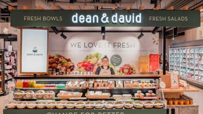 Im Rewe-Markt Passau gibt es den ersten Shop von Dean & David im deutschen Lebensmitteleinzelhandel