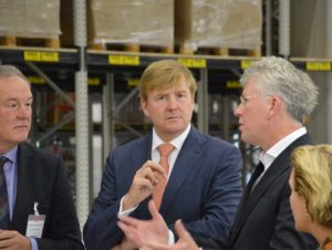König Willem-Alexander als interessierter Zuhörer beim Rundgang mit Gert van de Weerdhof (CEO RFS, rechts im Bild) und Andries van Dalen (Programmdirektor von RFS, links im Bild)