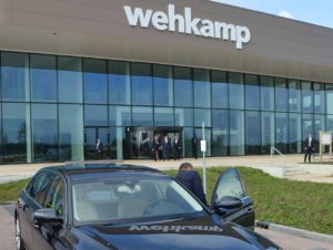 Das neue Wehkamp-Versandzentrum: Das Auto steht bereit für König Willem-Alexander, der soeben aus dem Haupteingang kommt.