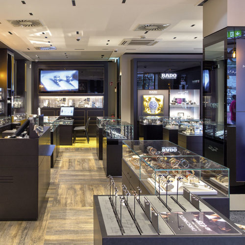 Juwelier Christ, Hamburg: An mehreren Touch-Points im Storekönnen sich die Kunden über Marken-, Produkt- und Servicethemen informieren und inspirieren lassen. (Foto: Christ)