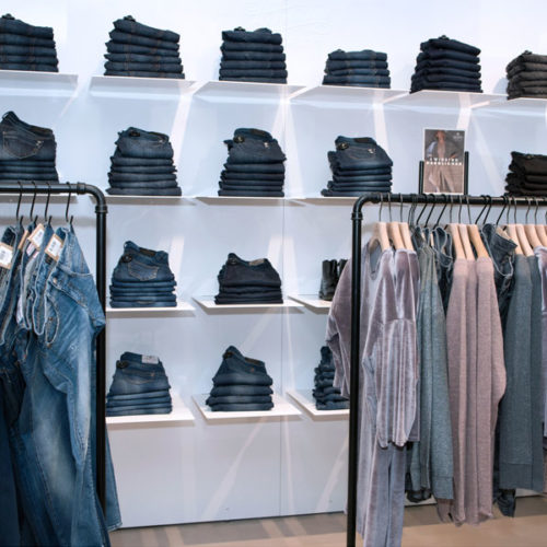 Für die Größensortierung des Jeans-Sortiments in der Rückwand – das zentrale Element jeden Jeans-Stores – kamen schlanke, weiße Tablare als Warenträger zum Einsatz, die die Design-Note des Stores unterstreichen...