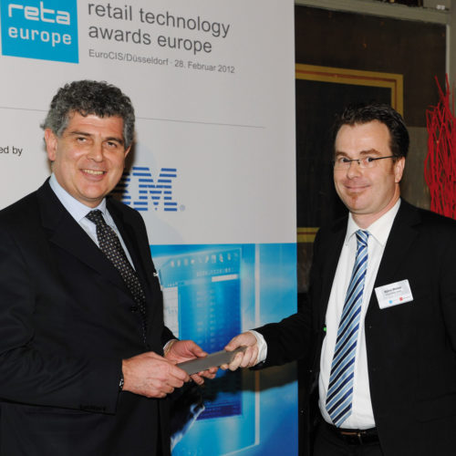 Jury-Mitglied Björn Weber von Planet Retail (re.) gratuliert Marino Vignati (Auchan Italy)