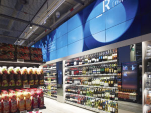 Coop Italia: Großformatige digitale Screens wurden im Mailänder „Supermarkt der Zukunft“ über den Abteilungen installiert (Foto: Pietro Savorelli)