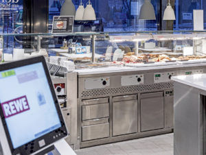 Effiziente Küchentechnik ist mitentscheidend für den Erfolg einer Handelsgastronomie, hier bei Rewe 2020 in Berlin. (Foto: Aichinger)
