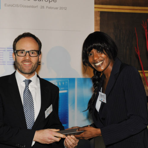 Miya Knights (Business Media), Laudatorin für die Gewinner in der Kategorie „Best Enterprise Solution“, gratuliert Andreas Lux von Edeka Südwest