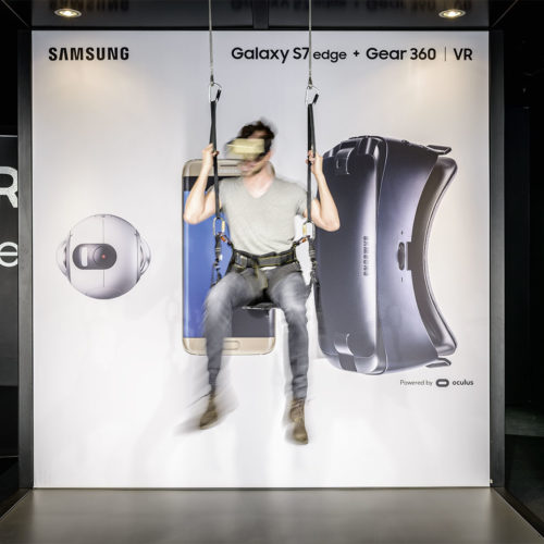 Samsung Mobile Store Frankfurt: Zum Bungee-Jumping in den Samsung-Store. Dank VR-Technologie lassen sich Outdoor-Events indoor erleben. (Foto: Samsung)