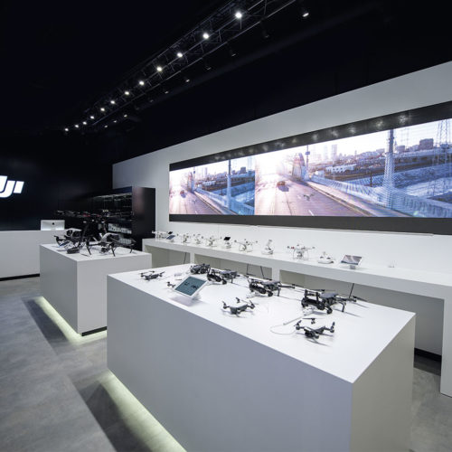 Die riesige Video-Wall im DJI-Store in Frankfurt soll über die neue Drohnentechnologie aufklären und den Kunden dazu animieren, selberals Filmer kreativ zu werden. (Foto: DIJ)