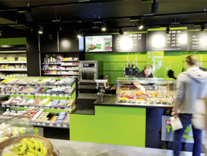 Multifunktionale und zugleich platzsparende Geräte wie „Space Combi” von MKN sind wie gemacht für kleine Store-Formate wie hier Rewe to go (Foto: MKN)