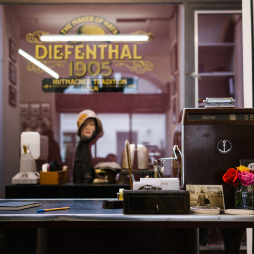 Das 1905 gegründete Hutunternehmen besaß immer eine direkte Anbindung an die Stadt Köln. Rüttgers und Diefenthal betreiben in Köln zwei weitere Stores für Jeans und Männermode, beide ebenfalls mit Retro-Appeal und selektiv kuratiertem Markensortiment. (Foto: Diefenthal)