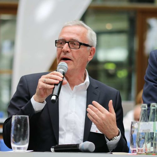 Paul Monzel (Rewe Group Card Services) und weitere Referenten diskutierten auch bei der Podiumsdiskussion zum Thema Gebührendeckelung.