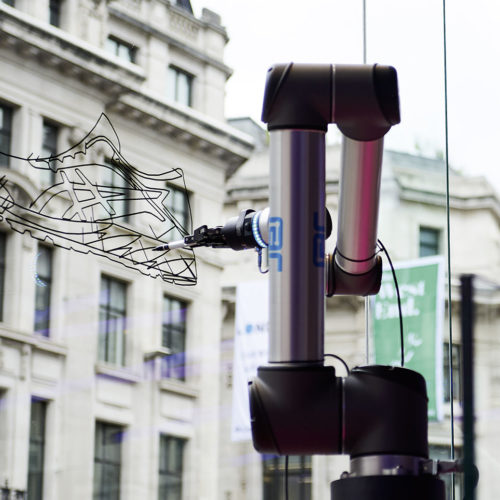 Asics, London, Regent Street: Roboterarm im Schaufenster in Aktion (Foto: Asics)