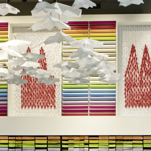 Wurzeln zeigen: Seine Fachhandelskompetenz im Bereich Papier findet auch in der Dekoration des Kölner Unternehmens Einsatz. (Foto: The Store Designers)