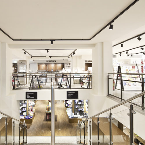 Rechts von der zentralen Treppe führt die „Fast Lane“ zur Kasse. (Foto: The Store Designers)