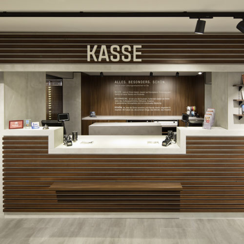 Nussbaum - als HPL oder Furnier - dominiert das Storedesign. (Foto: The Store Designers)